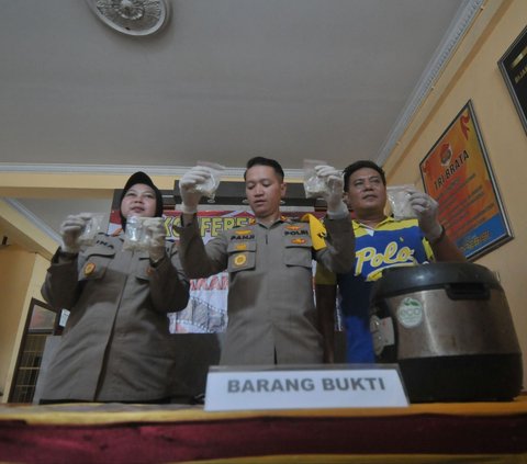 FOTO: Polisi Tangkap Pengedar Narkoba di Jakarta Timur, 514 Butir Ekstasi Senilai Rp1,5 Miliar Diamankan