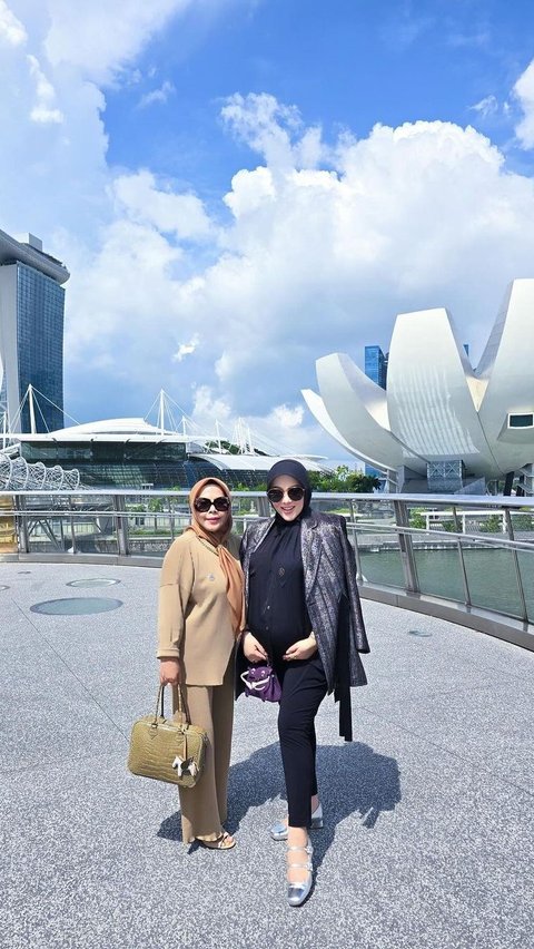 10 Potraits of Syahrini with a Growing Baby Bump, Carrying a Rp 2.2 Billion Bag
