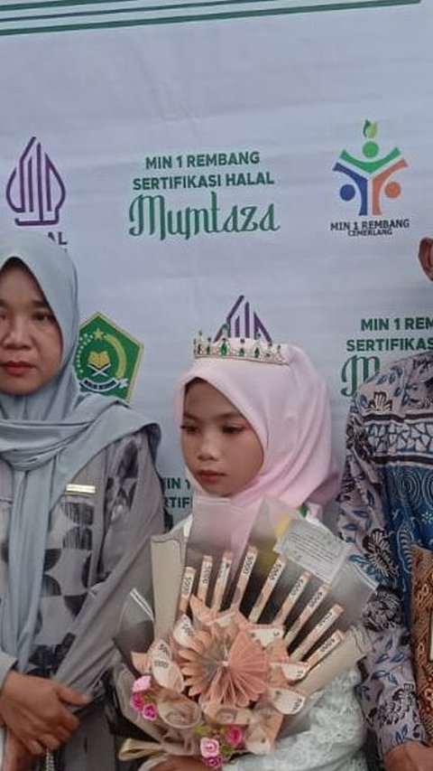 Shofia Khumairo, a girl from Rembang, has memorized 30 Juz of the Quran at the age of 12.