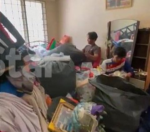 Viral! Cleaning the Long Empty Widow's House, This Man is Surprised to Find Jewelry and Hundreds of Millions of Money