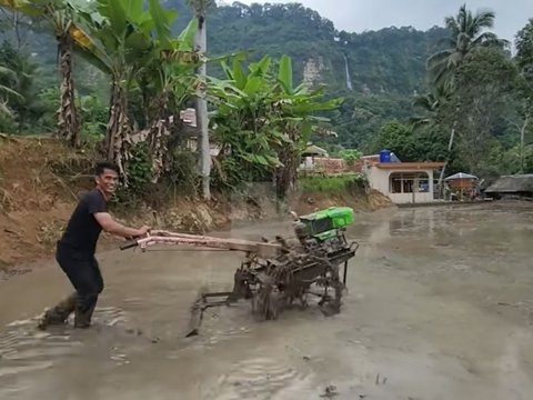 Potret Ayah Lesti Kejora Botram Bersama Keluarga di Sawah dengan Menu Sederhana, Ada Ikan Asin Hingga Jengkol