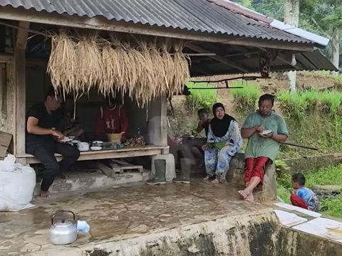 Potret Ayah Lesti Kejora Botram Bersama Keluarga di Sawah dengan Menu Sederhana, Ada Ikan Asin Hingga Jengkol