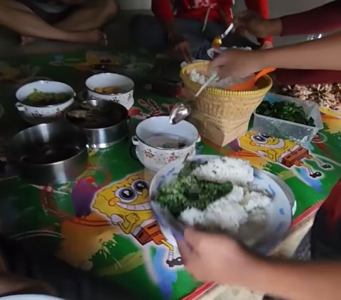 Potret Ayah Lesti Kejora Botram Bersama Keluarga di Sawah dengan Menu Sederhana, Ada Ikan Asin Hingga Jengkol