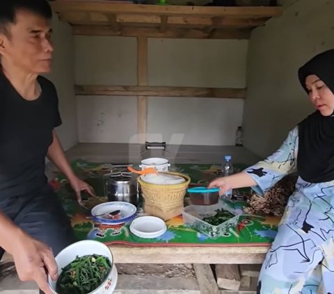 Potret Ayah Lesti Kejora Botram Bersama Keluarga di Sawah dengan Menu Sederhana, Ada Ikan Asin Hingga Jengkol