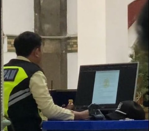 Viral Video Security Guard Working on Thesis during Break Time, His Struggle is Admirable!