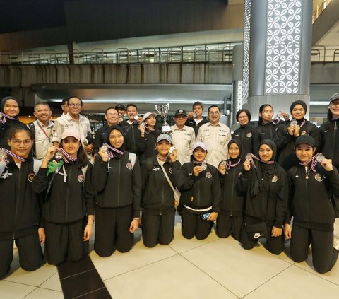 Tim voli putri Indonesia U-18 tiba di Bandara Soekarno Hatta, Tangernag, Banten, seusai mengikuti kejuaraan Princess Cup 2024 di Thailand, pada Jumat (14/6/2024). Kedatangan mereka mendapat sambutan hangat dari jajaran pengurus Persatuan Bola Voli Seluruh Indonesia (PBVSI). Liputan6.com/Angga Yuniar