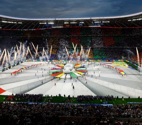 Suasana kemeriahan upacara pembukaan Euro 2024 menjelang laga Jerman vs Skotlandia di Stadion Allianz Arena, Munich, Jerman, pada Sabtu (15/6/2024) dini hari WIB. Upacara pembukaan ini menandai dimulainya pesta sepak bola terbesar di Eropa yang berlangsung mulai 15 Juni-15 Juli 2024. REUTERS/Michaela Stache