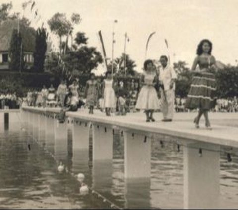 Tahun 1958 di Bandung tengah digelar peragaan busana dalam rangka pembukaan Wisata Air Karangsetra.