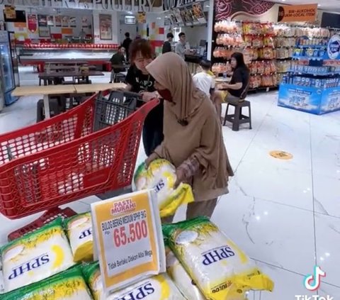 Momen Wanita Ajak Ibu Penjual Tisu untuk Belanja ke Mal Ini Viral, Tuai Pujian