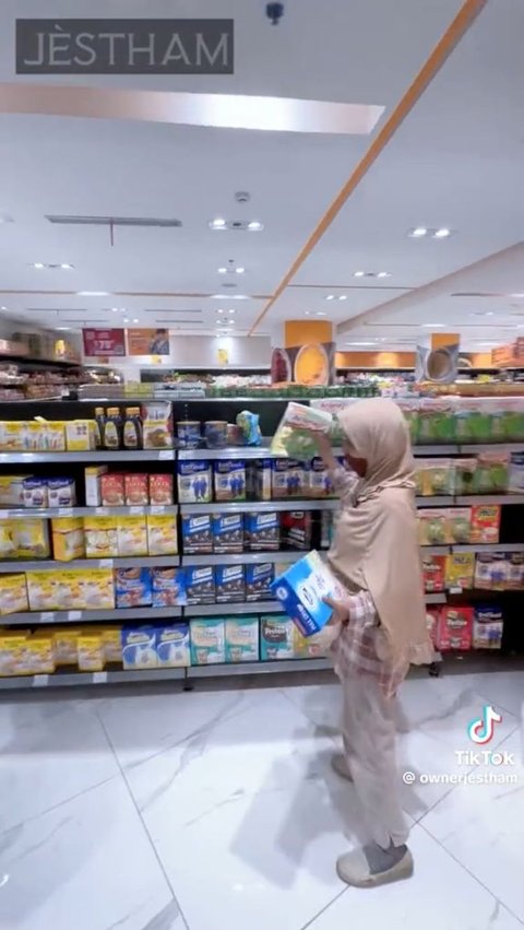 Momen Wanita Ajak Ibu Penjual Tisu untuk Belanja ke Mal Ini Viral, Tuai Pujian