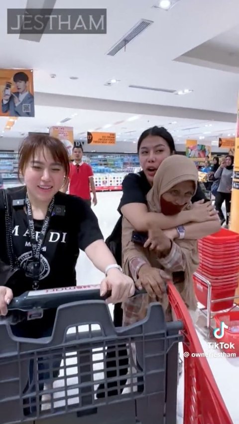 Momen Wanita Ajak Ibu Penjual Tisu untuk Belanja ke Mal Ini Viral, Tuai Pujian