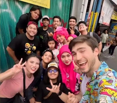 Momen Mantan Suami Aura Kasih Pulang ke Bali Usai Tinggal di Thailand