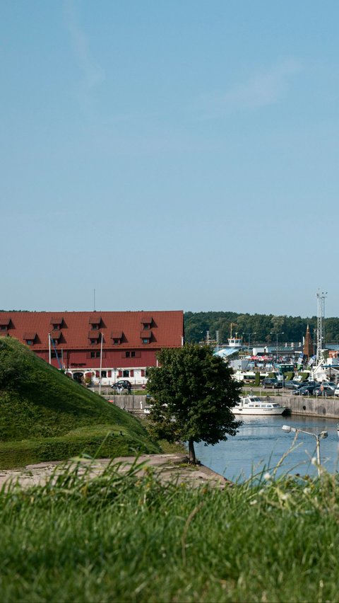 Pada 16 Juni 1940, Lithuania mengalami peristiwa penting dalam sejarahnya ketika negara tersebut mulai menjadi negara komunis. Peristiwa ini terjadi di tengah gejolak Perang Dunia II dan merupakan bagian dari ekspansi Uni Soviet di wilayah Baltik.