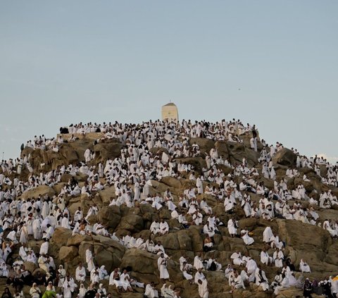 Sejumlah jemaah haji berkumpul di Jabal Rahmah, Padang Arafah, Makkah, Arab Saudi, pada Sabtu (15/6/2024). Hari ini 9 Dzulhijjah 1445 H  atau bertepatan  dengan  15 Juni 2024 seluruh jemaah haji dari berbagai dunia berkumpul di Padang Arafah untuk melaksanakan  wukuf. Media Center Haji 2024/Sigid Kurniawan<br>