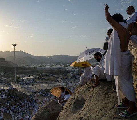 FOTO: Penampakan Jutaan Jemaah Haji Mulai Padati Jabal Ramah Jelang Wukuf di Padang Arafah