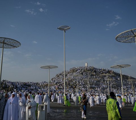 FOTO: Penampakan Jutaan Jemaah Haji Mulai Padati Jabal Ramah Jelang Wukuf di Padang Arafah