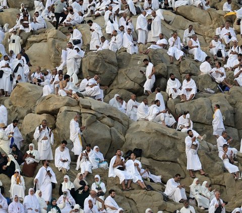 FOTO: Penampakan Jutaan Jemaah Haji Mulai Padati Jabal Ramah Jelang Wukuf di Padang Arafah