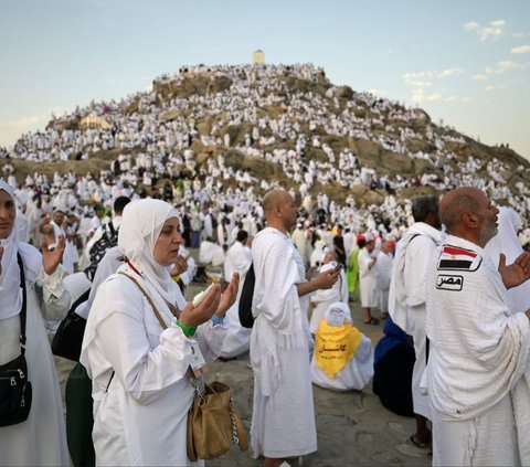 FOTO: Penampakan Jutaan Jemaah Haji Mulai Padati Jabal Ramah Jelang Wukuf di Padang Arafah