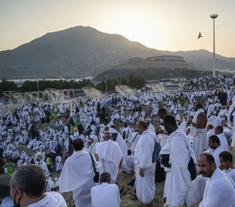 FOTO: Penampakan Jutaan Jemaah Haji Mulai Padati Jabal Ramah Jelang Wukuf di Padang Arafah