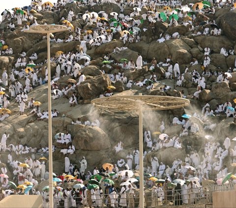 FOTO: Pantauan Terkini Wukuf di Padang Arafah, Jemaah Haji Hadapi Panas Terik Matahari