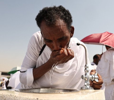 FOTO: Pantauan Terkini Wukuf di Padang Arafah, Jemaah Haji Hadapi Panas Terik Matahari