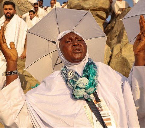 FOTO: Pantauan Terkini Wukuf di Padang Arafah, Jemaah Haji Hadapi Panas Terik Matahari