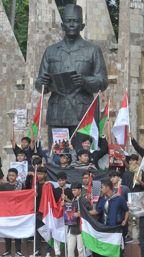 FOTO: Puluhan Pemuda Gelar Aksi Solidaritas untuk Palestina di Tugu Proklamasi