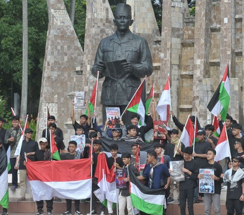 Sekelompok pemuda menggelar aksi solidaritas untuk Palestina di Tugu Proklamasi, Jakarta, Sabtu (15/6/2024). Dalam aksi unjuk rasa tersebut, para pengunjuk rasa ini memprotes kekejaman Israel yang melakukan serangan brutal di Rafah, bagian selatan Jalur Gaza. Merdeka.com/Imam Buhori<br>