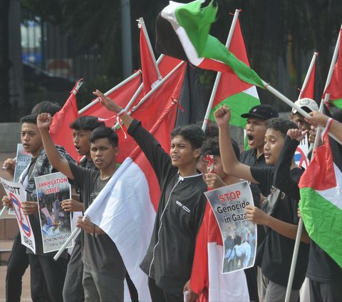 FOTO: Puluhan Pemuda Gelar Aksi Solidaritas untuk Palestina di Tugu Proklamasi