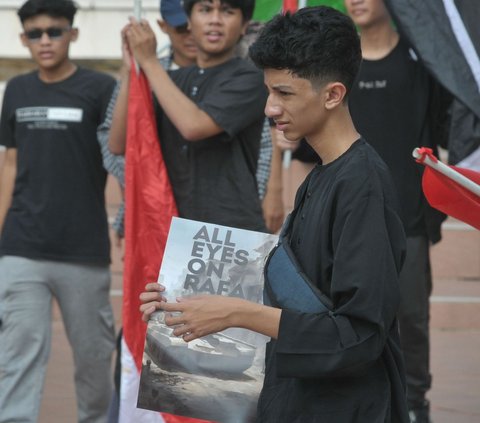 FOTO: Puluhan Pemuda Gelar Aksi Solidaritas untuk Palestina di Tugu Proklamasi