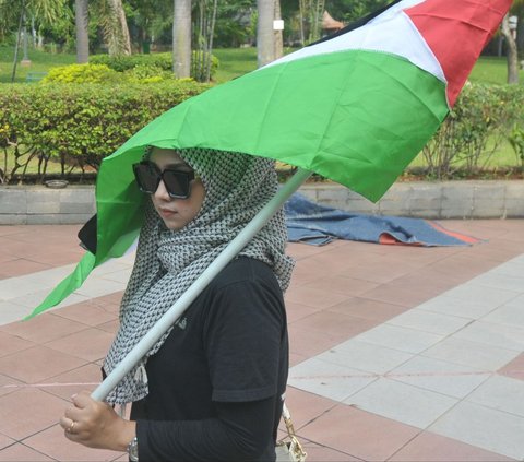 FOTO: Puluhan Pemuda Gelar Aksi Solidaritas untuk Palestina di Tugu Proklamasi