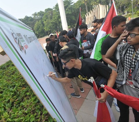 FOTO: Puluhan Pemuda Gelar Aksi Solidaritas untuk Palestina di Tugu Proklamasi