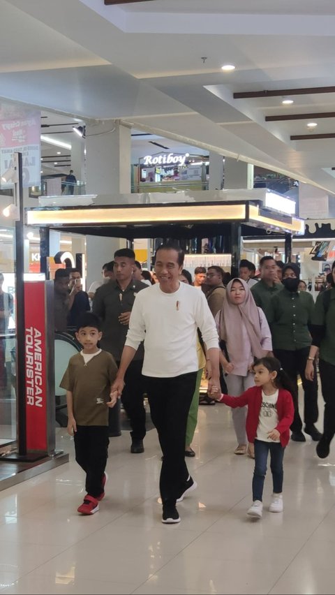 Momen Mesra Jokowi Gandeng Cucu Jalan-Jalan, Beli Mainan HT Paspampres