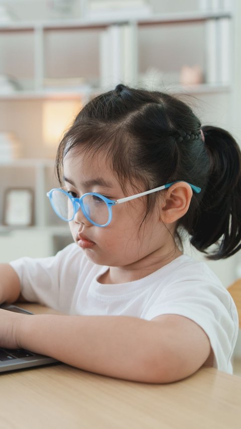 4 Kiat Agar Anak Lebih Percaya Diri Memakai Kacamata