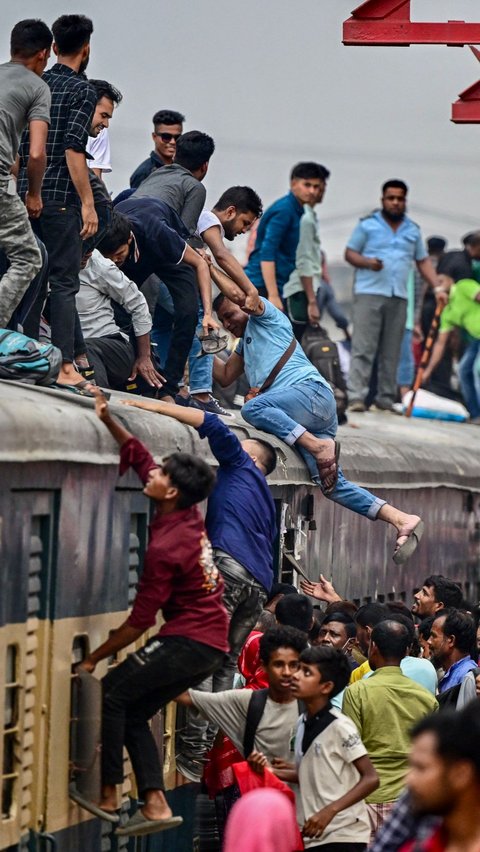 FOTO: Suasana Mudik Jelang Iduladha di Bangladesh, Ribuan Orang Berdesakan Naik Kereta Sampai Panjat Atap