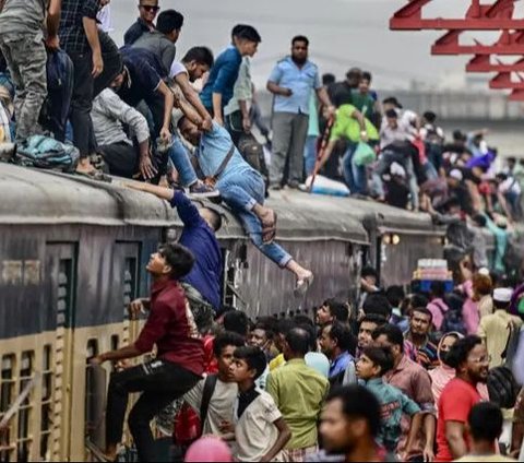 Orang-orang menaiki kereta api saat mereka dalam perjalanan mudik menjelang Iduladha di Stasiun Tongi, pinggiran Dhaka, Bangladesh, Jumat (14/6/2024). Menjelang Iduladha, jutaan warga Bangladesh memadati terminal bus, stasiun kereta, dan bandara untuk menuju ke kampung halaman mereka. Munir Uz Zaman/AFP