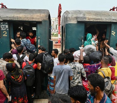 FOTO: Suasana Mudik Jelang Iduladha di Bangladesh, Ribuan Orang Berdesakan Naik Kereta Sampai Panjat Atap