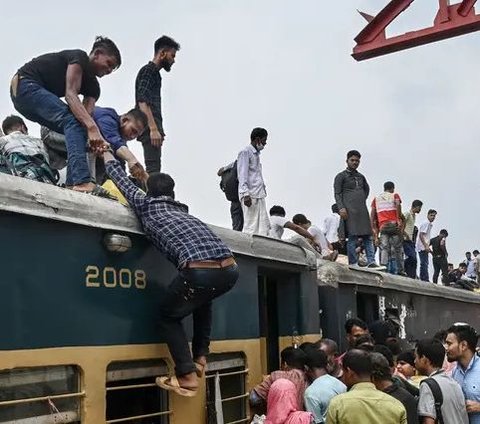 FOTO: Suasana Mudik Jelang Iduladha di Bangladesh, Ribuan Orang Berdesakan Naik Kereta Sampai Panjat Atap