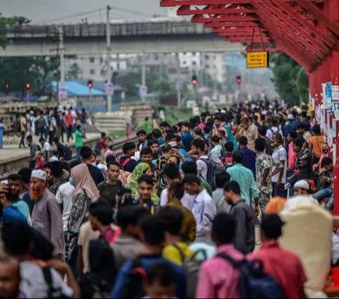 FOTO: Suasana Mudik Jelang Iduladha di Bangladesh, Ribuan Orang Berdesakan Naik Kereta Sampai Panjat Atap