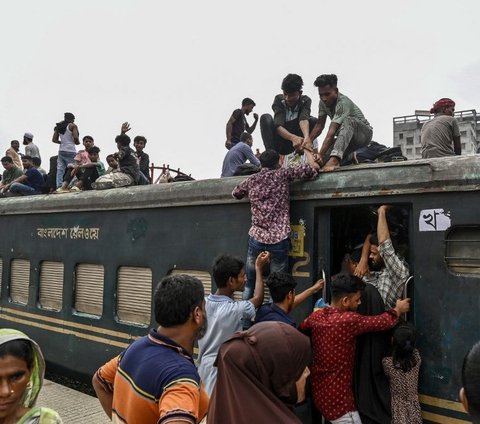 FOTO: Suasana Mudik Jelang Iduladha di Bangladesh, Ribuan Orang Berdesakan Naik Kereta Sampai Panjat Atap