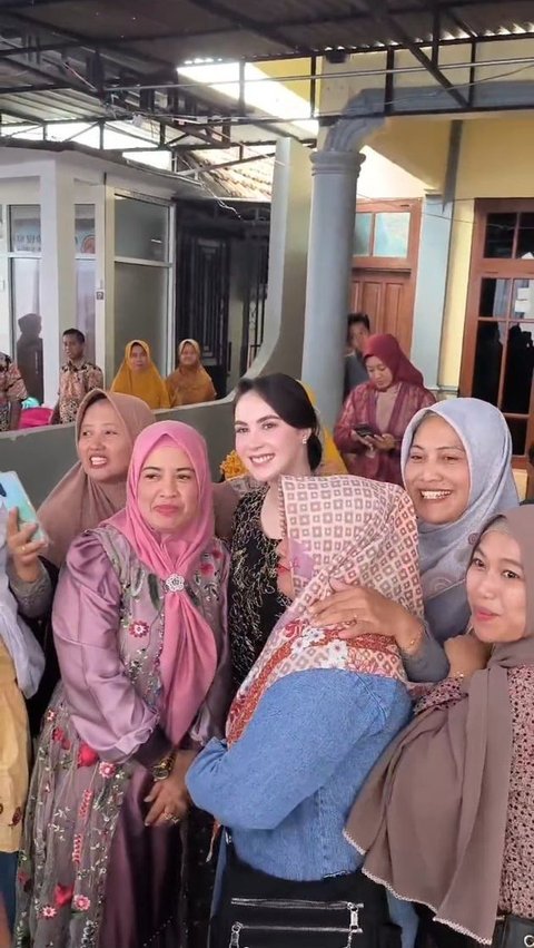 Potret Cantik Arumi Bachsin saat Hadir di Acara Kondangan, Penampilannya Bikin Salfok