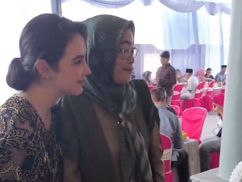 Potret Cantik Arumi Bachsin saat Hadir di Acara Kondangan, 'Dicegat' Ibu-ibu yang Ingin Foto Bareng