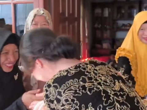 Potret Cantik Arumi Bachsin saat Hadir di Acara Kondangan, 'Dicegat' Ibu-ibu yang Ingin Foto Bareng