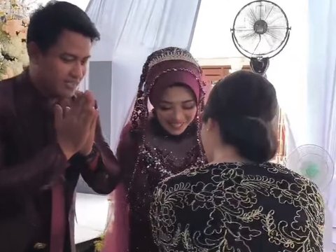 Potret Cantik Arumi Bachsin saat Hadir di Acara Kondangan, 'Dicegat' Ibu-ibu yang Ingin Foto Bareng