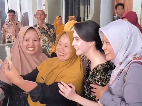 Potret Cantik Arumi Bachsin saat Hadir di Acara Kondangan, 'Dicegat' Ibu-ibu yang Ingin Foto Bareng