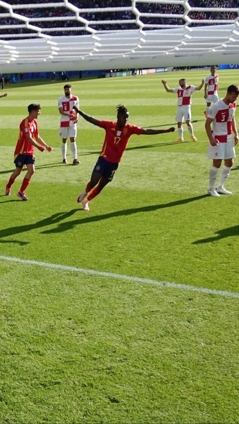 Tiga menit berselang, Fabian Ruiz mencetak gol kedua untuk Spanyol. Foto: REUTERS / Fabrizio Bensch<br>