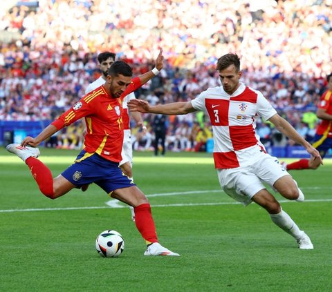 Kroasia mencoba memberikan respon dengan menaikkan tempo serangan, namun Spanyol berhasil memperlebar keunggulan mereka menjadi 3-0 melalui gol Carvajal di masa injury time babak pertama. Foto: REUTERS / Kacper Pempel<br>