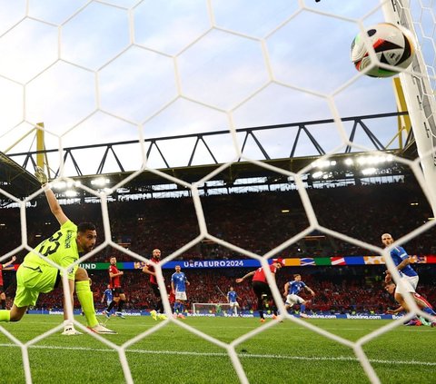 Di awal babak pertama, Italia sempat tertinggal setelah gol cepat yang dicetak oleh pemain Albania, Nedim Bajrami. Namun, Gli Azzurri sukses membalikkan keadaan dengan gol-gol spektakuler dari Alessandro Bastoni dan Nicolo Barella.<br>