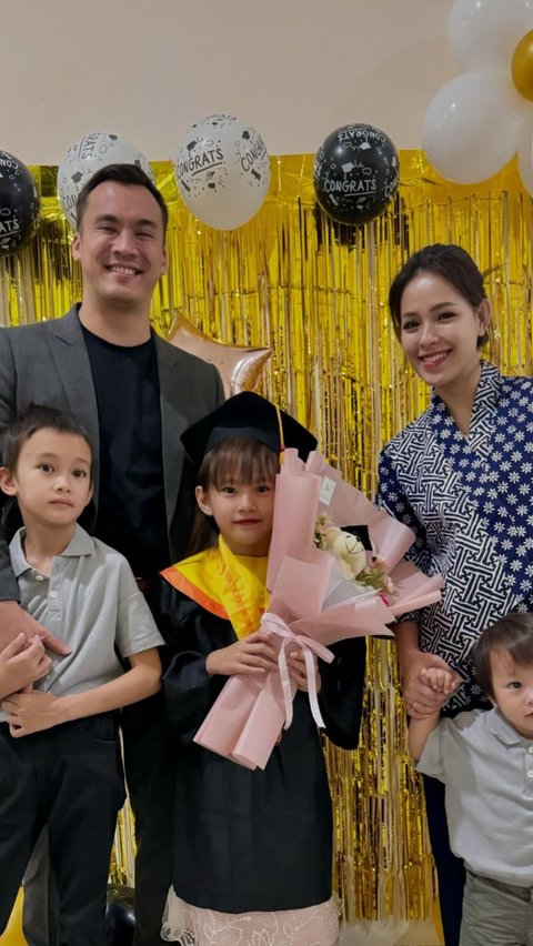 Potret Kompak Lady Nayoan dan Rendy Kjaernett saat Hadiri Wisuda Kelulusan TK Sang Anak, Makin Harmonis