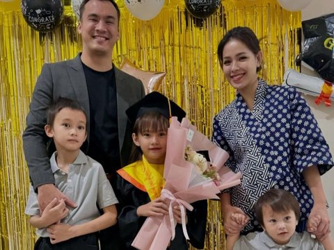 9 Potret Kompak Lady Nayoan dan Rendy Kjaernett saat Hadiri Wisuda Kelulusan TK Sang Anak, Makin Harmonis